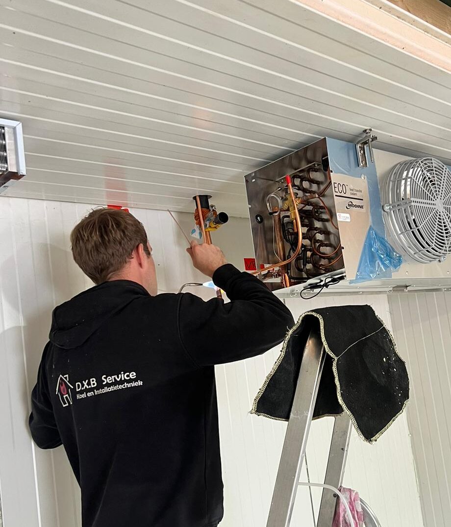 D.X.B Service bezig met een installatie van een klimaatsysteem in Groningen